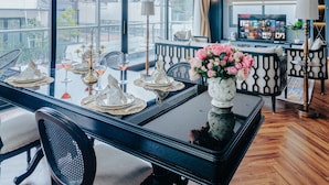 Un comedor con un ventanal grande, una mesa para dos y vistas al exterior.
