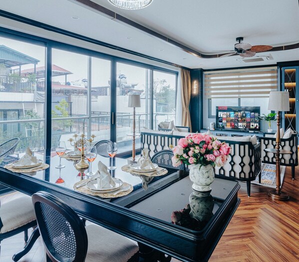 Apartamento Premier, vistas a la ciudad | 2 dormitorios, minibar, mobiliario individual y escritorio