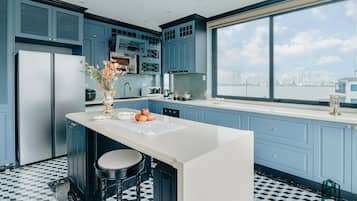 Apartamento Premier, vistas a la ciudad | Cocina privada | Frigorífico, placa de cocina y mesa de comedor