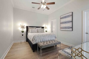 2 slaapkamers, een bureau, een strijkplank/strijkijzer, wifi