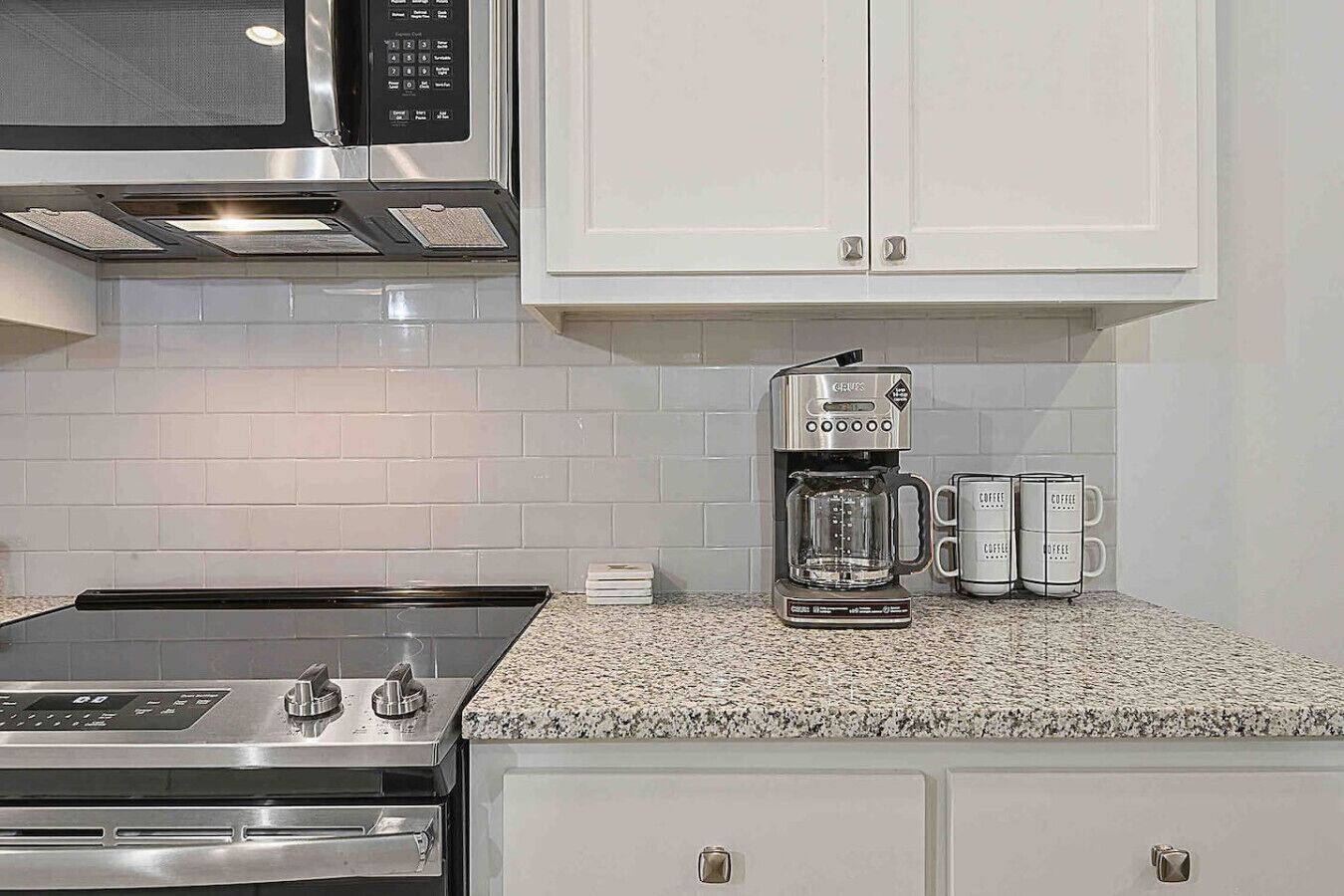 冷蔵庫、電子レンジ、オーブン、コンロ