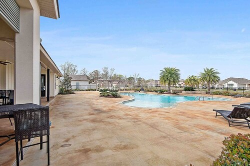 LSU 2 BR | Pet Friendly|Pool| Fitness| Sleep 4