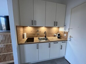 Fridge, stovetop, dishwasher, coffee/tea maker