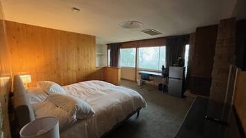 5 bedrooms, iron/ironing board, WiFi, bed sheets