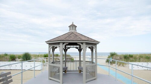 Beautiful ocean view large 3rd floor apt with deck