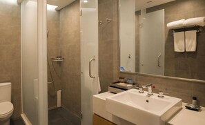Suite, 2 Schlafzimmer | Badezimmer | Dusche, Haartrockner, Hausschuhe, Handtücher