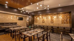 Petit déjeuner, déjeuner et dîner servis sur place