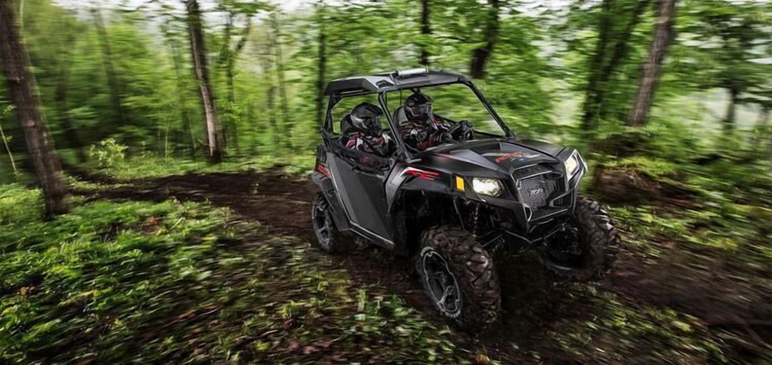 Un vehicle circulant per un sender forestal.