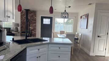 冰箱、微波炉、烤箱、炉灶