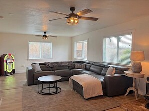 Fernseher, Kamin, Tischfußball, Musikbibliothek