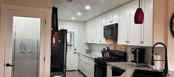 Charming 4 BD farmhouse with AC and WiFi in fabulous Newcastle on the Wine Trail