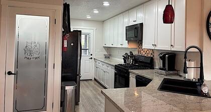 Charming 4 BD farmhouse with AC and WiFi in fabulous Newcastle on the Wine Trail