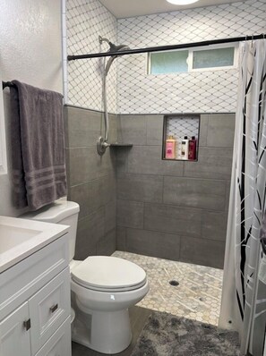 Ducha, secador de pelo, toallas, jabón