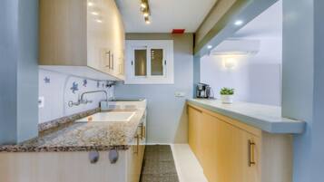 House, 2 Bedrooms, Terrace | Private kitchen