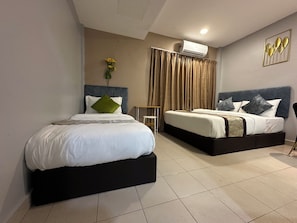 Habitación triple Deluxe | Ropa de cama de alta calidad, edredón, camas Select Comfort y minibar 