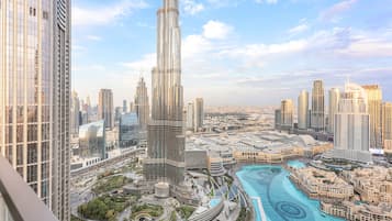 Two Bedroom Two Bathroom Sky High Apartment with Burj Khalifa & Dubai Fountain Views | Vista balcone
