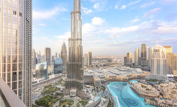 Two Bedroom Two Bathroom Sky High Apartment with Burj Khalifa & Dubai Fountain Views | Vue du balcon