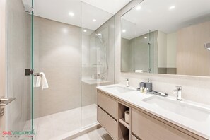 Two Bedroom Two Bathroom Sky High Apartment with Burj Khalifa & Dubai Fountain Views | Bathroom - SML Vacation Homes - Sky High Apartments with Burj Khalifa and Dubai Fountain Views @ Grande Signature, Downtown Dubai (Dubai)
