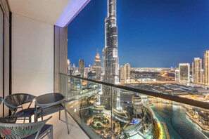 Two Bedroom Two Bathroom Sky High Apartment with Burj Khalifa & Dubai Fountain Views | Balcony view - SML Vacation Homes - Sky High Apartments with Burj Khalifa and Dubai Fountain Views @ Grande Signature, Downtown Dubai (Dubai)
