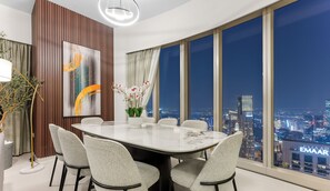 Three Bedroom Two Bathroom Apartments with Burj Khalifa & Dubai Fountain Views | Gratis Wi-Fi, sengetøj