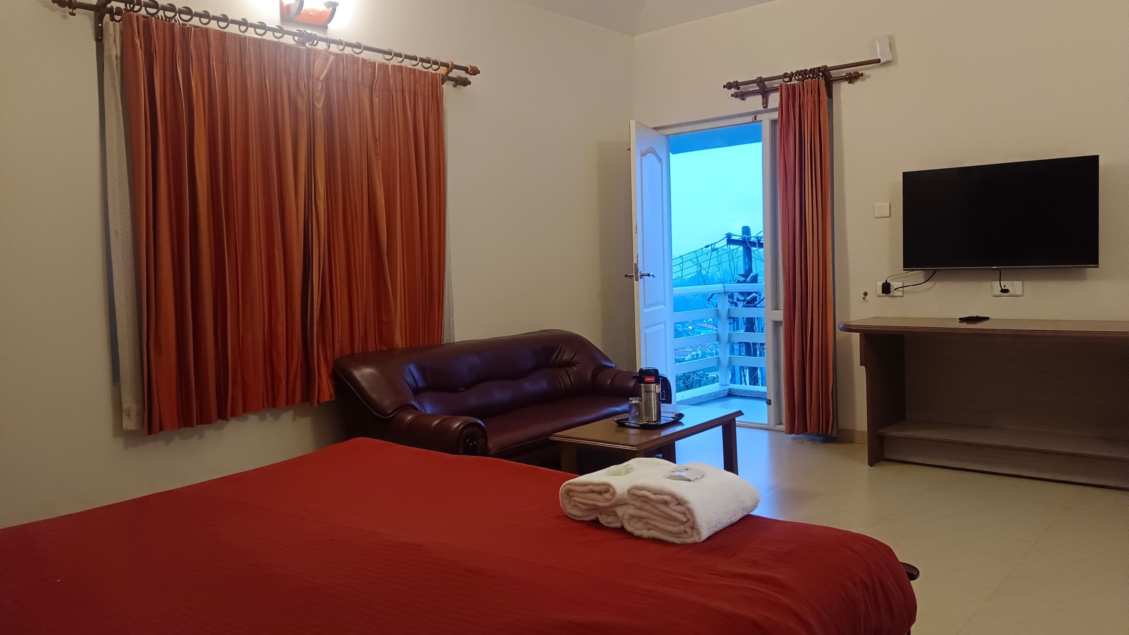 Standard-herbergi með tvíbreiðu rúmi - 1 tvíbreitt rúm | Skrifborð, ókeypis þráðlaus nettenging, rúmföt