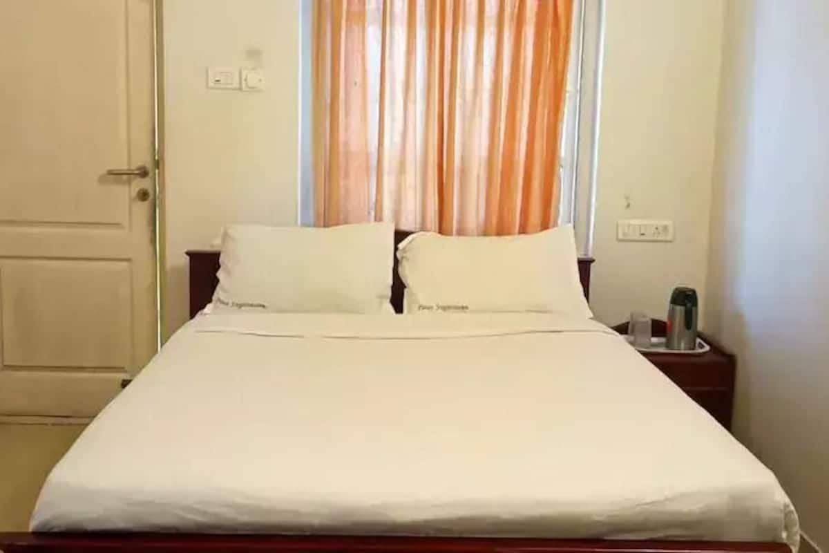 Escritorio, wifi gratis y ropa de cama 