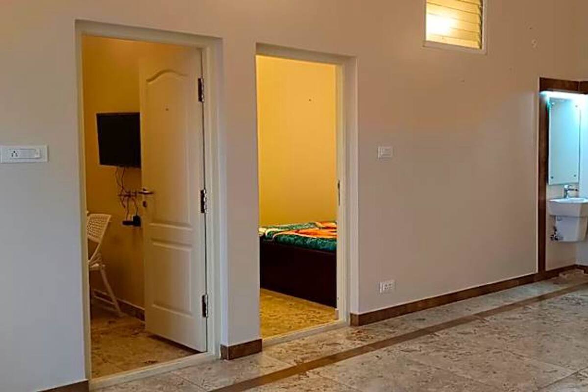 Escritorio, wifi gratis y ropa de cama 