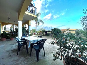 Outdoor dining - " Le Palme Bari Sardo " (Bari Sardo)