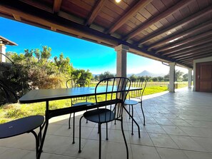 Outdoor dining - " Cronta Apartments with garden " (Bari Sardo)