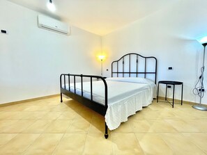 1 bedroom - " Cronta Apartments with garden " (Bari Sardo)
