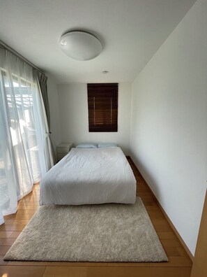 3 slaapkamers, een strijkplank/strijkijzer, wifi, beddengoed