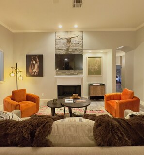 Una Smart TV, una chimenea, libros