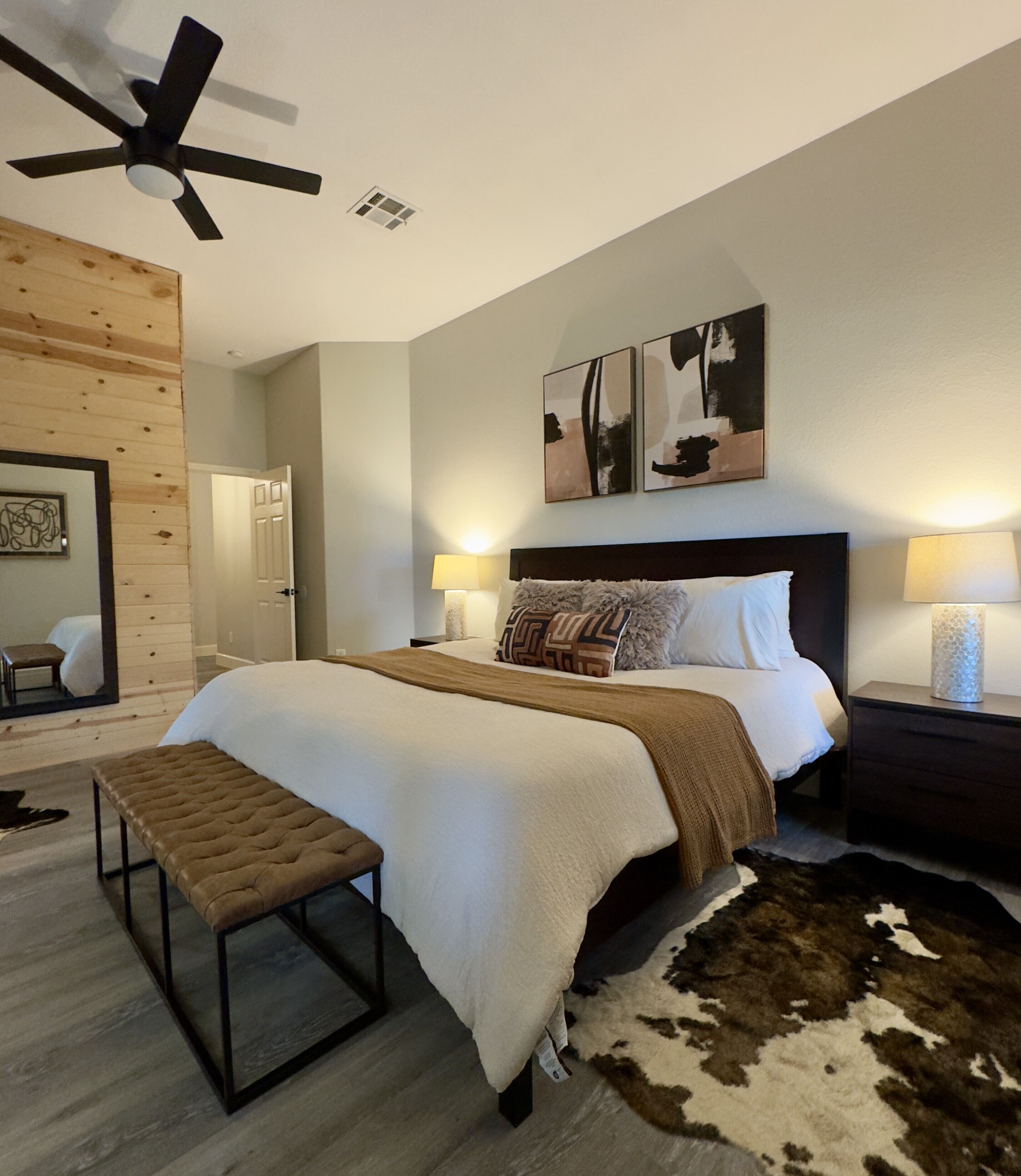 4 habitaciones, escritorio y tabla de planchar con plancha 