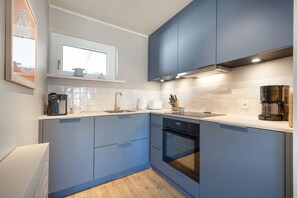 Fridge, oven, stovetop, dishwasher