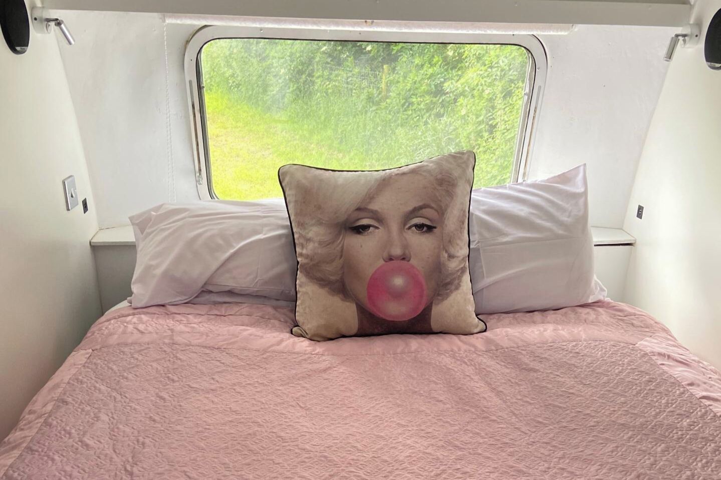 1 bedroom, bed sheets