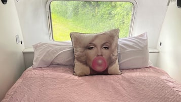 1 bedroom, bed sheets