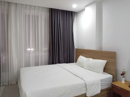 Hypo-allergenic bedding, free minibar items, desk, laptop workspace