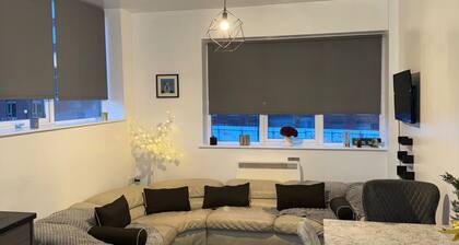 Central Sheffield 3-Bed Apt, Sleeps 7 with Parking