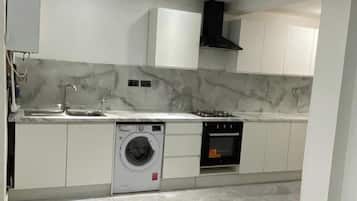 Een koelkast, een microgolfoven, een oven, een kookplaat