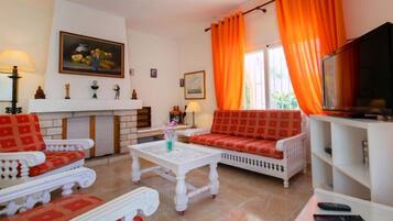 Rumah, 4 kamar tidur, teras | Area keluarga