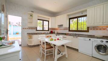 House, 4 Bedrooms, Terrace | Private kitchen