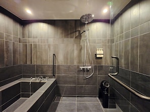 Combined shower/tub, hair dryer, slippers, towels - MKG HOTEL Asakusa (Tokyo)