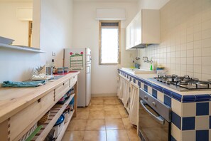 Refrigerador, horno, parrilla de estufa y cafetera y tetera