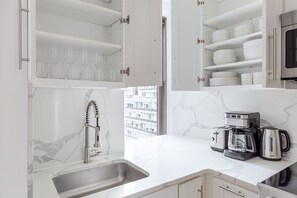 Fridge, microwave, oven, stovetop - Blueground | Midtown, gym & w/d, near Chrysler (New York)