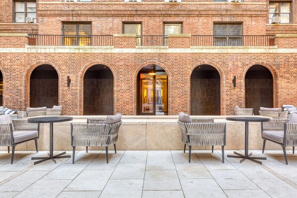 Outdoor dining - Blueground | Midtown, gym & w/d, near Chrysler (New York)