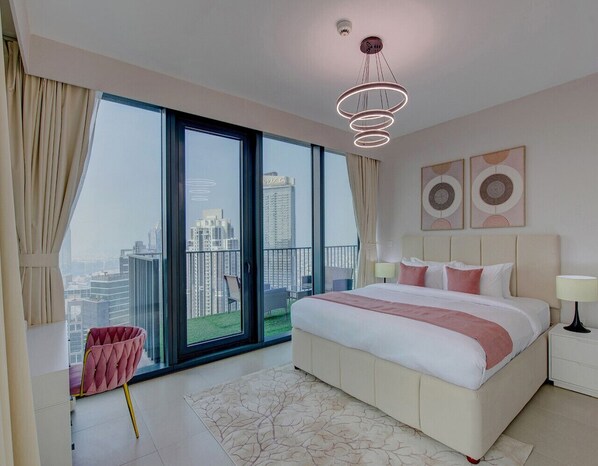 A modern bedroom with a large bed, a view of the city through floor-to-ceiling windows, and a balcony. - Vogue, Downtown Boulevard Heights near Burj Khalifa and Dubai Mall (Dubai)