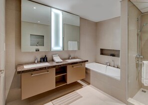 Hårføner, håndklær, såpe og sjampo