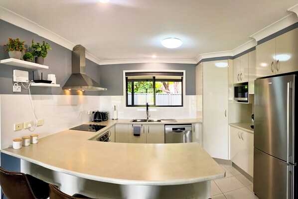 Kjøleskap, mikrobølgeovn, ovn og kokeplater