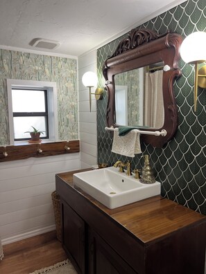 Chuveiro, secador de cabelo, toalhas de banho, sabonete