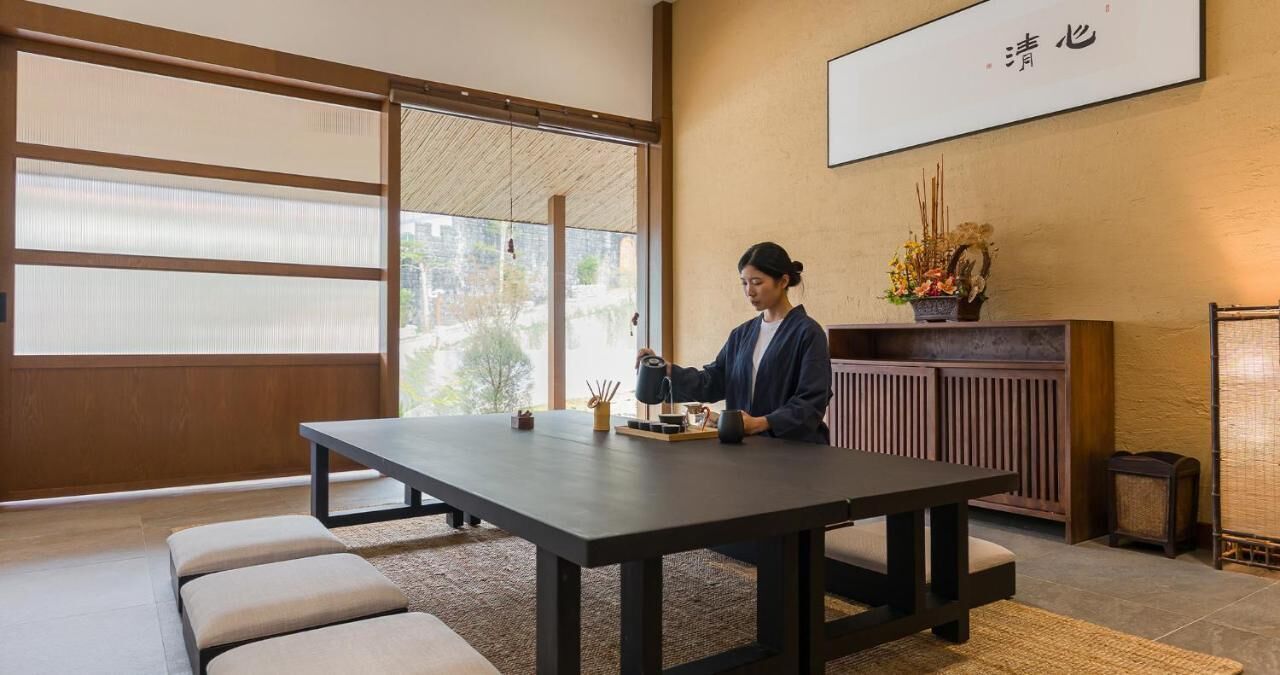 Habitació japonesa tradicional amb tatami, una taula baixa i una porta corredissa.